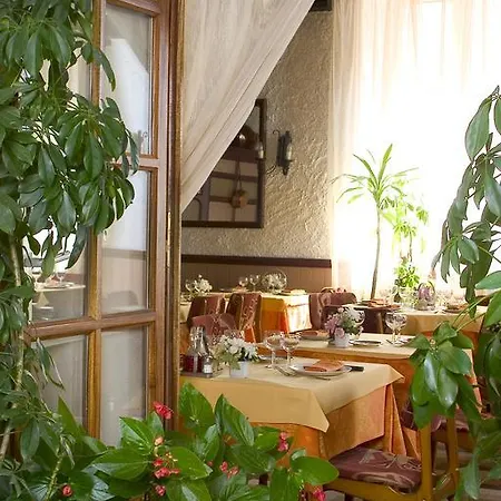 Le Commerce Hotel
